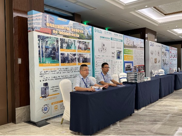 第二屆磷酸鐵鋰產業(yè)鏈高峰論壇，歐能機械展示模溫機溫控設備創(chuàng)新技術