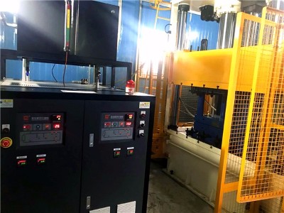 冷熱油切換模溫機(jī)的優(yōu)點(diǎn)？「歐能機(jī)械」從碳纖維模壓成型說起