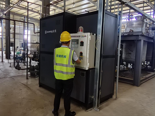 化工原材料反應(yīng)釜加熱防爆油式模溫機(jī)